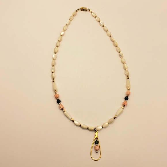 Very Pretty Mother of Pearl Oval Beaded Necklace With Rose and Jade Beads - Picture 8 of 9